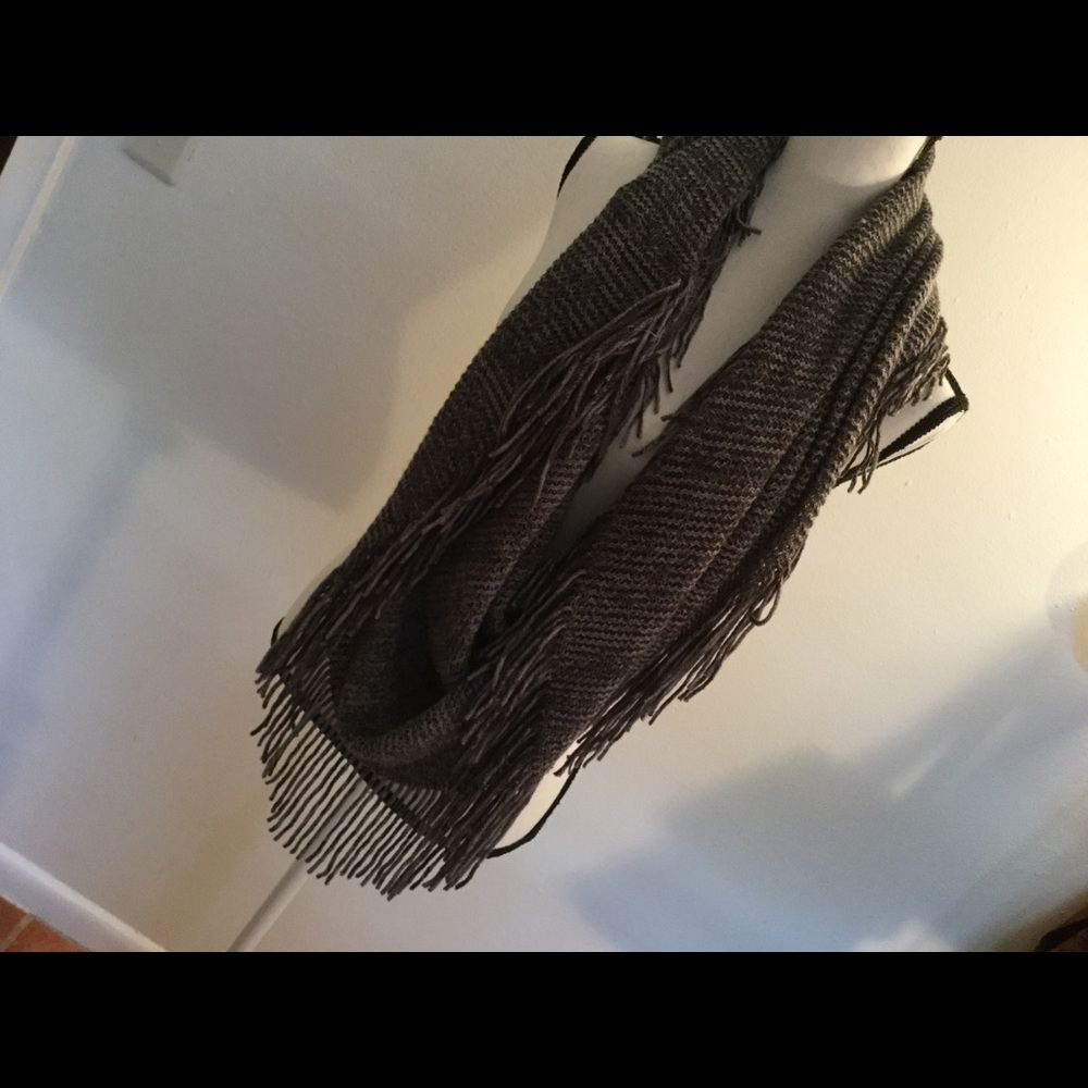 Infinity scarf in shades of Gray with fringe - Picture 2 of 5